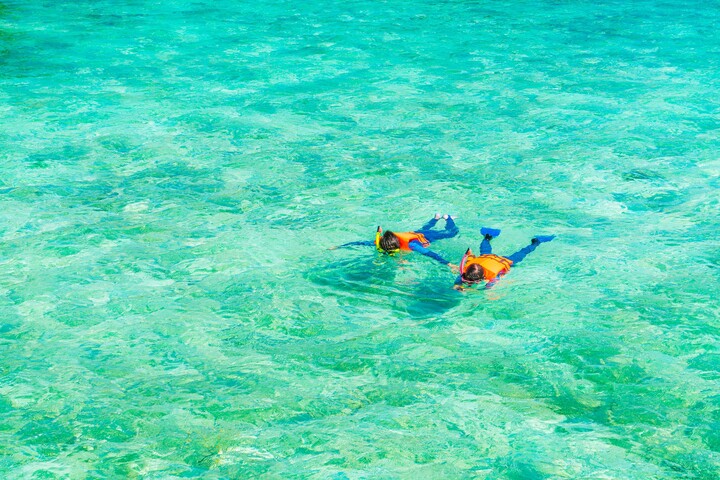 couple-snorkeling-tropical-maldives-island