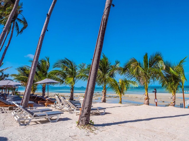 wooden-table-chair-beach